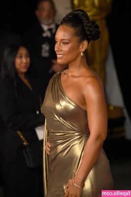 Alicia Keys [ alicia-keys ] - Close up or further away? Me and @jeanwanwan got muchhhh closer part 1