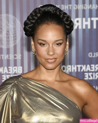 Alicia Keys [ alicia-keys ] - Can I set this on your face?😉😩