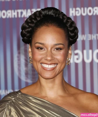 Alicia Keys [ alicia-keys ] - Wanna see what I’ve got under my shirt for you, daddy? 😏