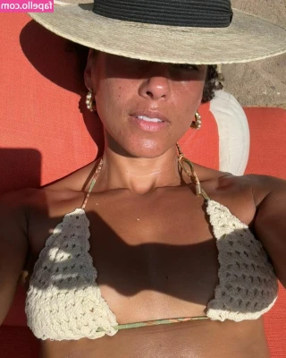Alicia Keys [ alicia-keys ] - This horny brown pussy and tight ass needs MORE!!!