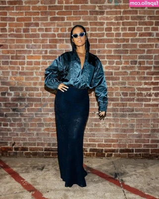 Alicia Keys [ alicia-keys ] - MONSTER FUCKFEST I'm sitting watching a horror movie when sudenly i