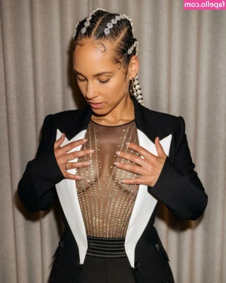 Alicia Keys [ alicia-keys ] - i am SO COLD if you can’t tell 🥶