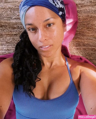 Alicia Keys [ alicia-keys ] - I love sunbathing and masturbating outdoors 🌄