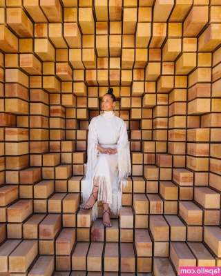 Alicia Keys [ alicia-keys ] - This is very tiny from behind 😆