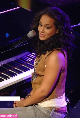 Alicia Keys [ alicia-keys ] - Laat die lekkere lul van je maar diep in me glijden. X