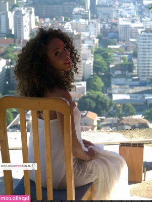 Alicia Keys [ alicia-keys ] - Pedsrmeds got me hooked on a new toy. After he filmed this video I