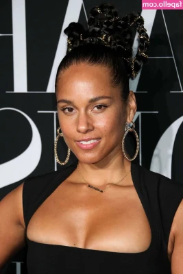 Alicia Keys [ alicia-keys ] - I want some biscuits and gravy this morning 😋