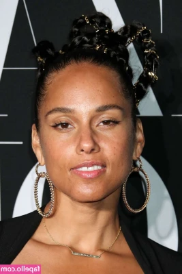 Alicia Keys [ alicia-keys ] - Finally took ny dreads out 😢😭 what should be my next hair style?