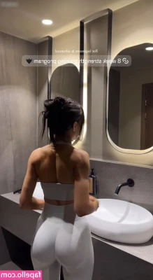 Merve Özkan [ merve-zkan ] - Bonne année 2025   Voici ma chatte ouverte en gros plan