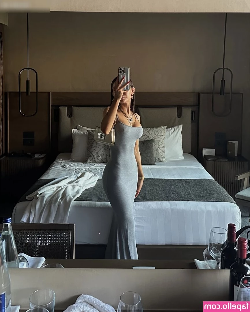 Merve Özkan [ merve-zkan ] - How do you like the view from behind