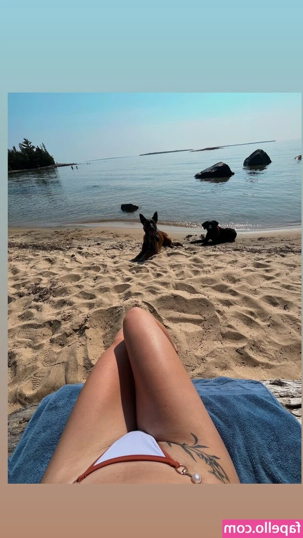 maggie_ellenmac [ maggie-ellenmac ] - Pov: Your giant gf wanted to show off her new gym shorts to you 😆