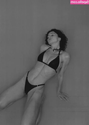 Tatyana Luzgina [ tatyana-luzgina ] - Oiling up my tan body for my beach photoshoot