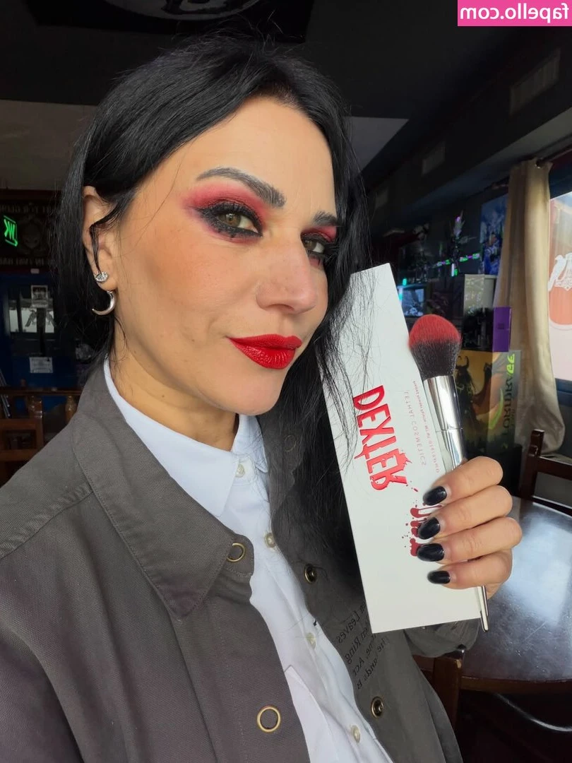Cristina Scabbia [ cristina-scabbia ] - Come unwrap the best present you’ve ever received 🎁 Vem abrir o