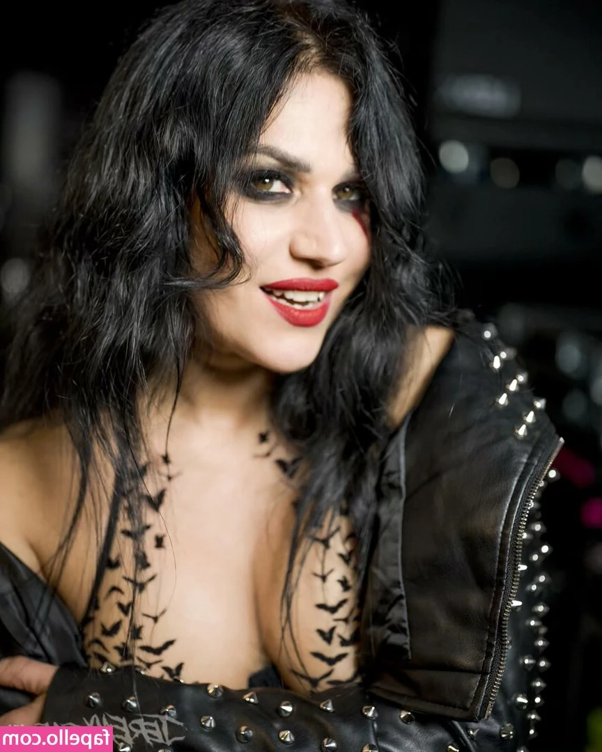 Cristina Scabbia [ cristina-scabbia ] - A puwedgie??