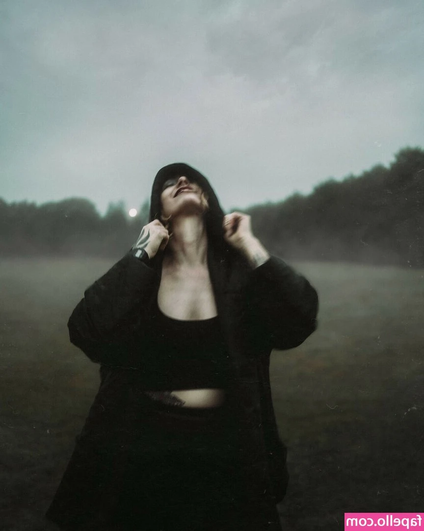Emma Ruth Rundle [ emma-ruth-rundle ] - Worship worthy stilettos. On your knees and lick them clean