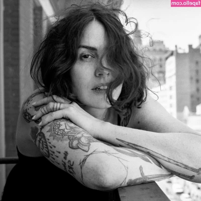 Emma Ruth Rundle [ emma-ruth-rundle ] - Sun kisses 😘