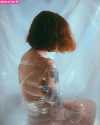 Emma Ruth Rundle [ emma-ruth-rundle ] - Your face looks comfy .. can I climb on? 🤭
