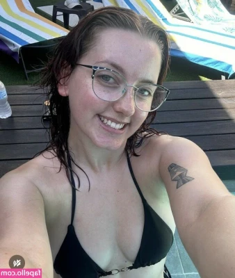 Em Cavell [ em-cavell ] - Who’s up? You’ll have my undivided attention 😘🤭