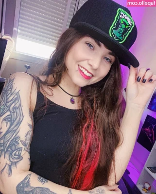 Diretora Muniz [ diretora-muniz ] - Anyone down for a titty fuck?