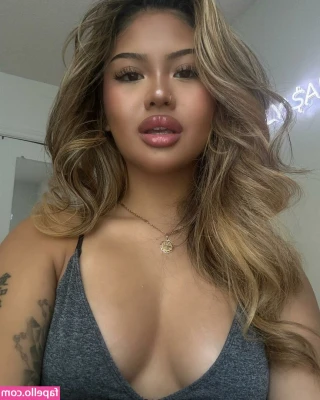 rly.cxrlyyy [ rly-cxrlyyy ] - sit under me? 🤤 i want to ride you while you grab my hips pushing