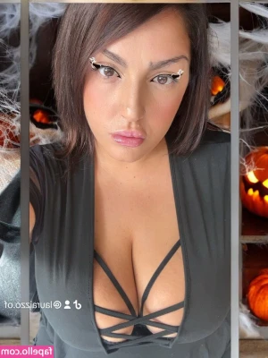 lauraizzo - I love makeup, it gives me confidence🖤