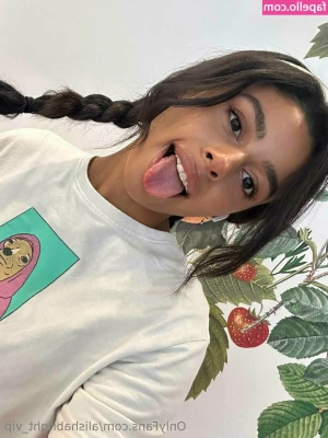 alishabright_vip [ alishabright-vip ] - Have you ever watched someone put on lip gloss? 👄