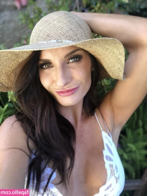 Silvia Saige [ silvia-saige ] - International chest day