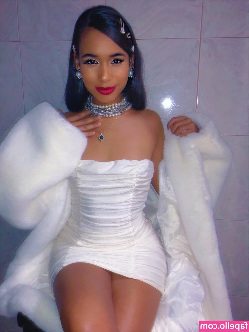 Génesis Vega [ genesis-vega ] - Way to play with my panties? 🍆💦