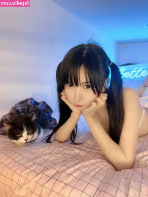 Joyce Poring [ joyce-poring ] - Yoga and kittens