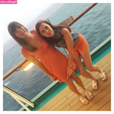 Laina Morris [ laina-morris ] - I’m soooo close to 950k likes! Go through and ❤️ My posts for a