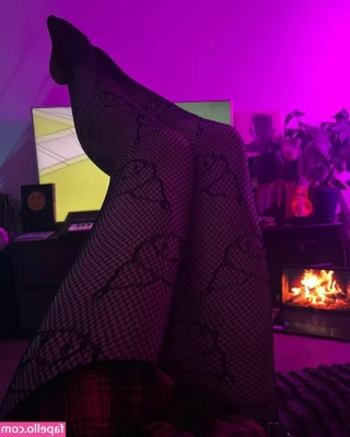 Mashamirt - Come on, it’s Friday!! Cum for my soles 🥹