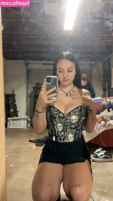 Rainebby22 - love how short this shirt is!