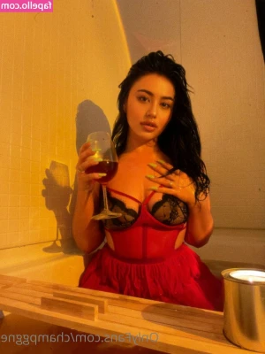 Champagne - Soapy titties 🧼