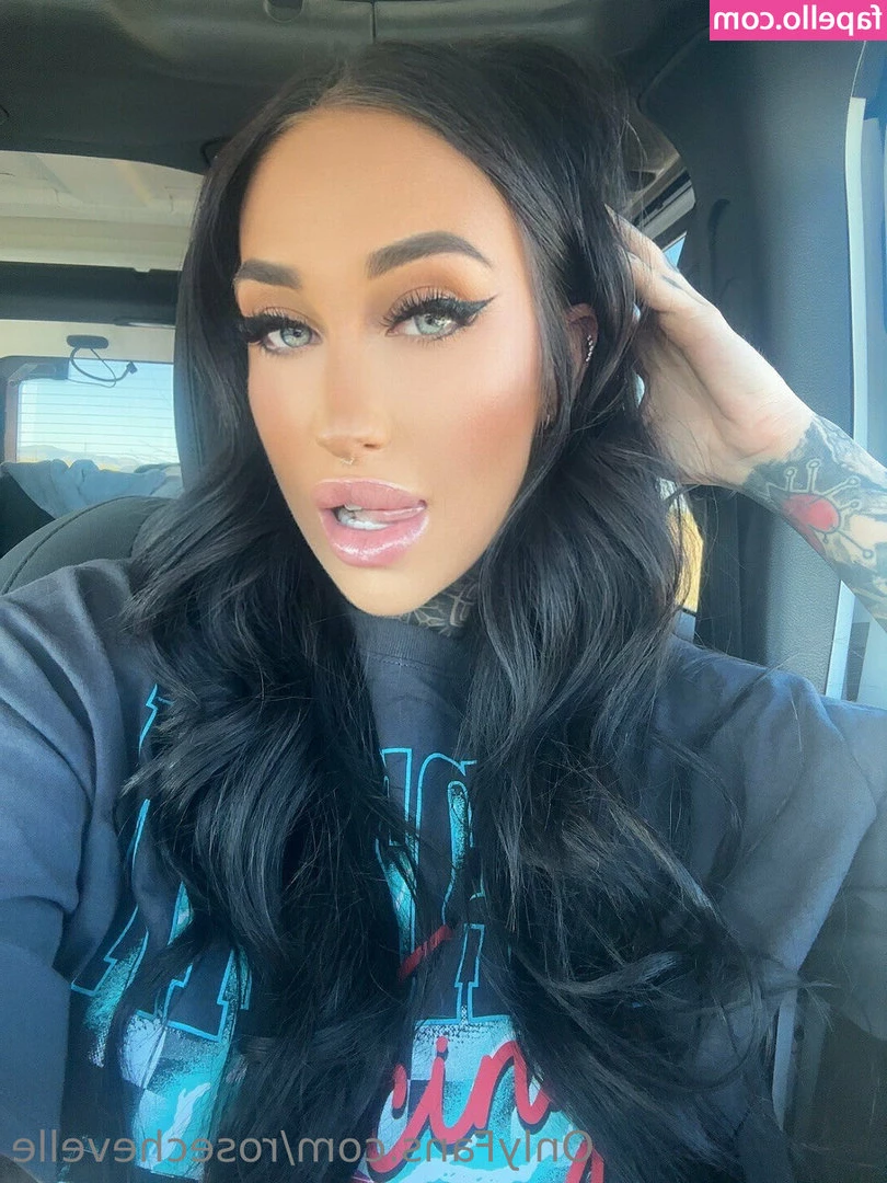 rosechevelle - Take a deeper look into my world baby 👀 Pay attention to detail