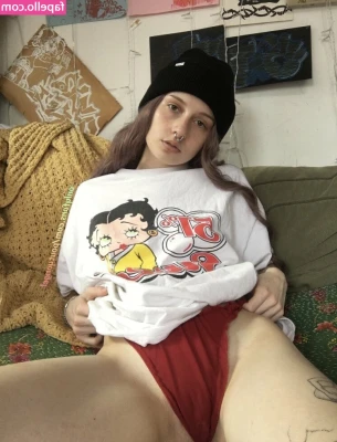 poutyangel - Bra barely covers my tits 😈