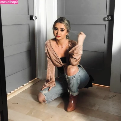 Kerry Ingram [ kerry-ingram ] - Sat on the loo playing with my sweaty belly