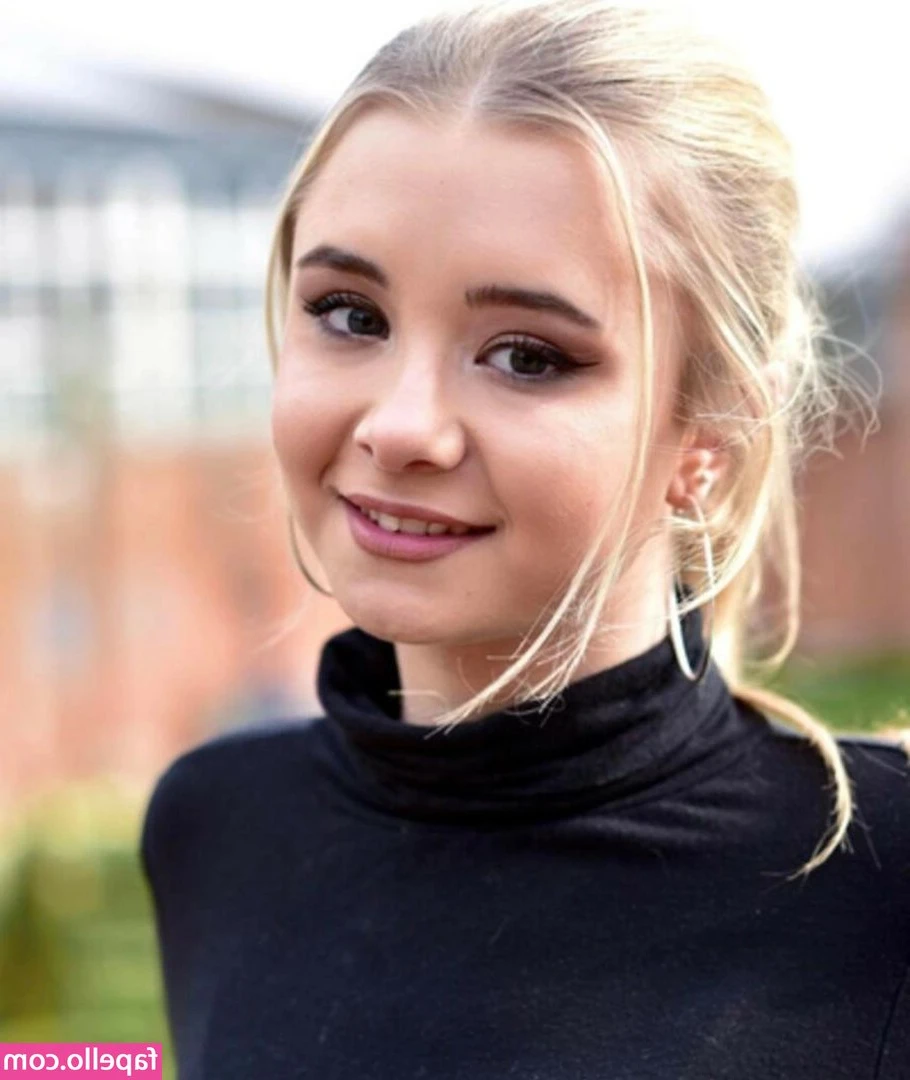 Kerry Ingram [ kerry-ingram ] - Mmmmm Daddy is hungry 🤤 @mrbeefs
