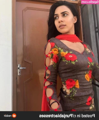 Gurneet Dosanjh [ gurneet-dosanjh ] - Are you ready for this smoking hott ƓΘⱤƓΘƝⳜ 𐤠ƝƊ