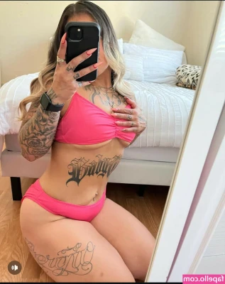 __jazzyfexo [ jazzyfexo ] - Really huge feet  Elisabeth is a 47-year-old Brazilian woman of