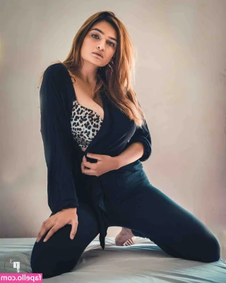 Sonali_malhotraa [ sonali-malhotraa ] - I'm the brightest light in any room.