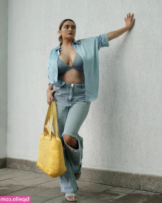 Sonali_malhotraa [ sonali-malhotraa ] - Got very full and frisky while out yesterday 😅