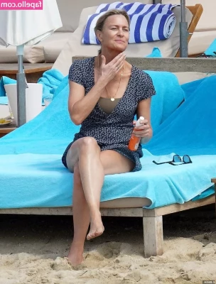 Robin Wright [ robin-wright ] - I did something, um, quite fun, before these pics 🙈