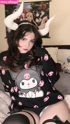 Deraguff Mia [ deraguff-mia ] - Who wants to watch me learn pole tricks tonight