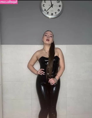 The Dutch Latex Goddess [ the-dutch-latex-goddess ] - What’s an outfit you’d like to see me in that I haven’t done in