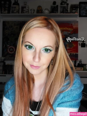 KaraFirefly - Freshly shaved pussy ready to be eaten