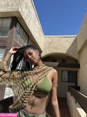 Diamond White [ diamond-white ] - Would you feed me at the Gloryhole so I can send you home satisfied