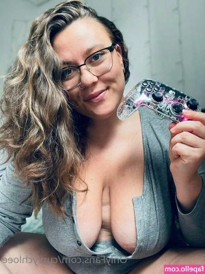 Curvy Chloe [ curvy-chloe ] - Can you make me squirt? 🍑💦Check out my new solo in your DMs!