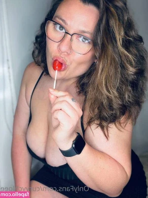 Curvy Chloe [ curvy-chloe ] - Need a cock up my ass today