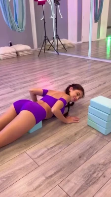 Violet Summers [ violet-summers-80 ] - Can somebody shave me in Alabama