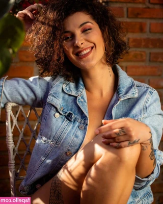 Giovana Fagundes [ giovana-fagundes ] - If you’re not into clowns, why are you even here?